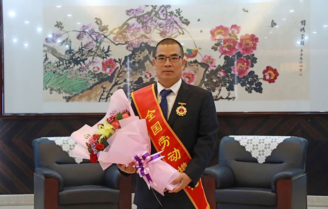 太阳城官网股份董事长温志芬荣获“天下劳动模范”称呼